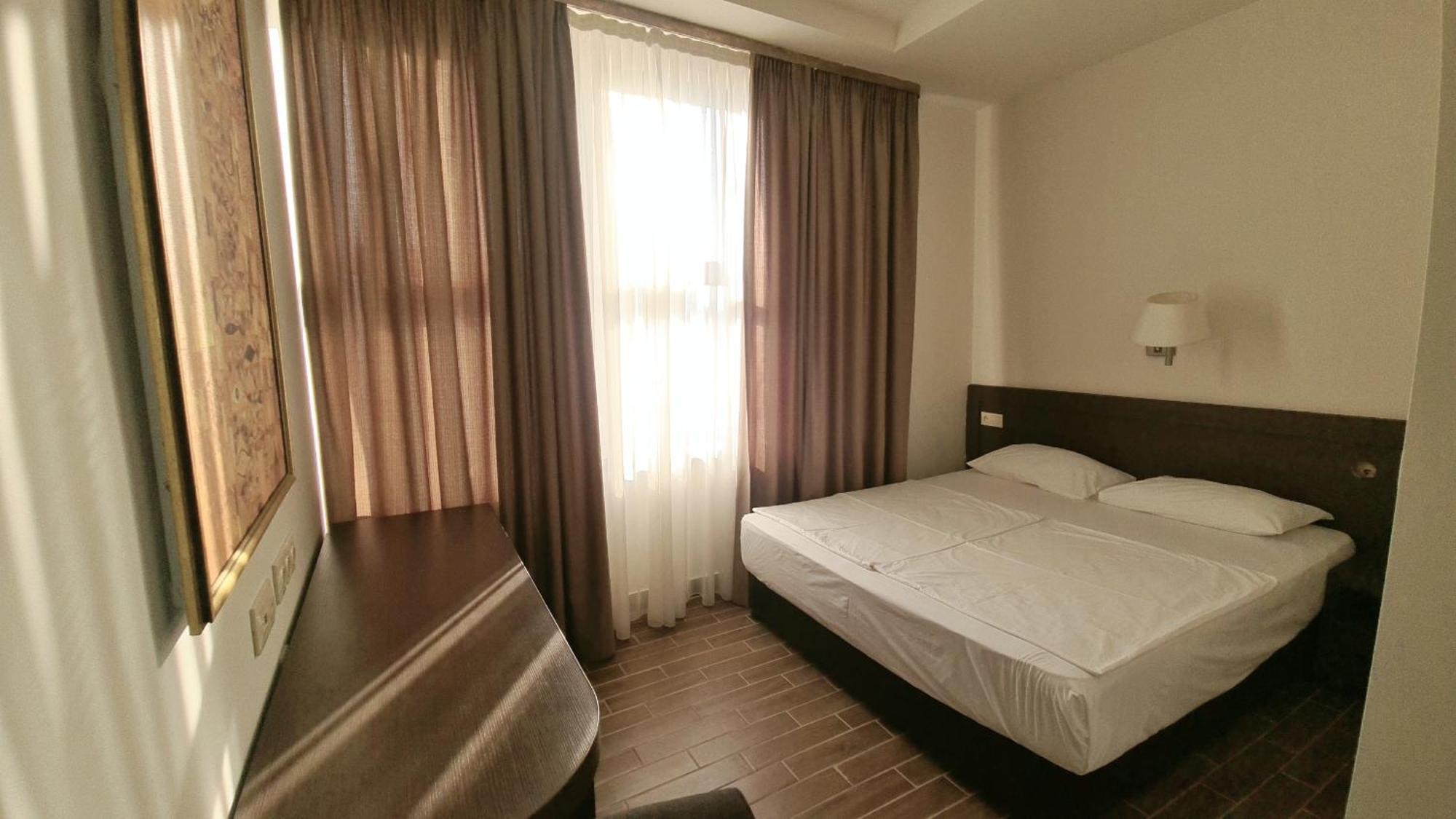 Yerevan Deluxe Hotel Zewnętrze zdjęcie